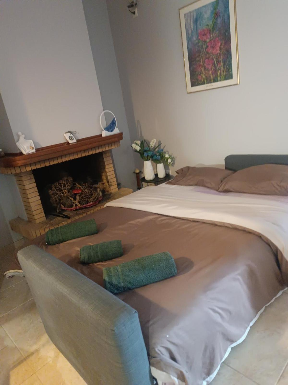 Airport Friendly House 1 Apartment Артемида Екстериор снимка