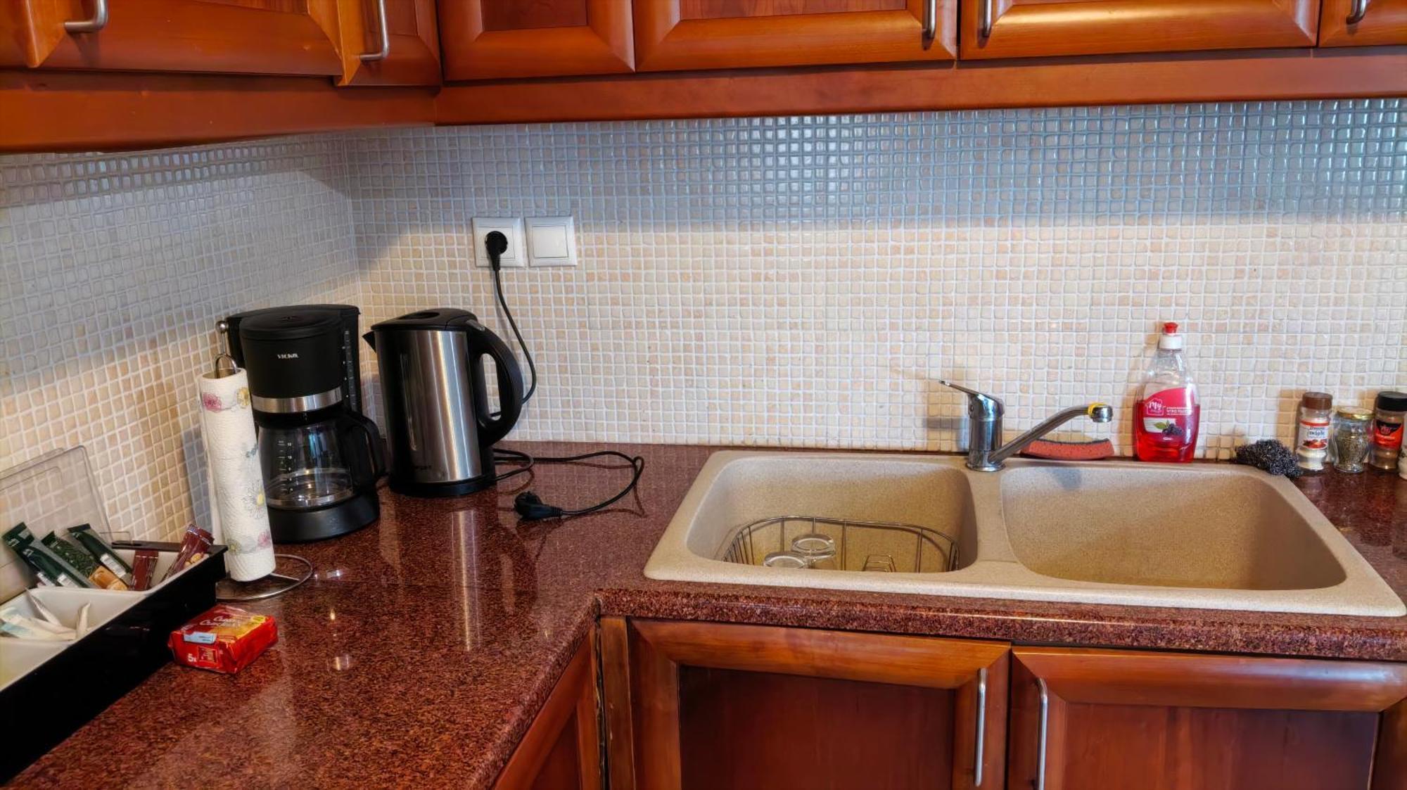 Airport Friendly House 1 Apartment Артемида Екстериор снимка